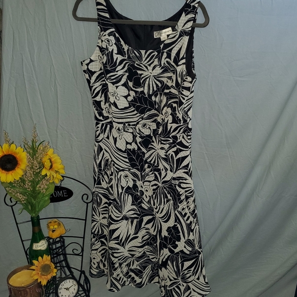 Dressbarn Sleeveless floral print black and white Dress Size 10 - Picture 1 of 8